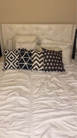 4 decorative black patterned pillows pick up in marina del Rey