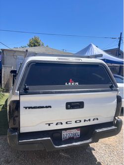 LEER Camper Shell / Truck Topper – Fits 2016-2023 Toyota Tacoma 6’bed