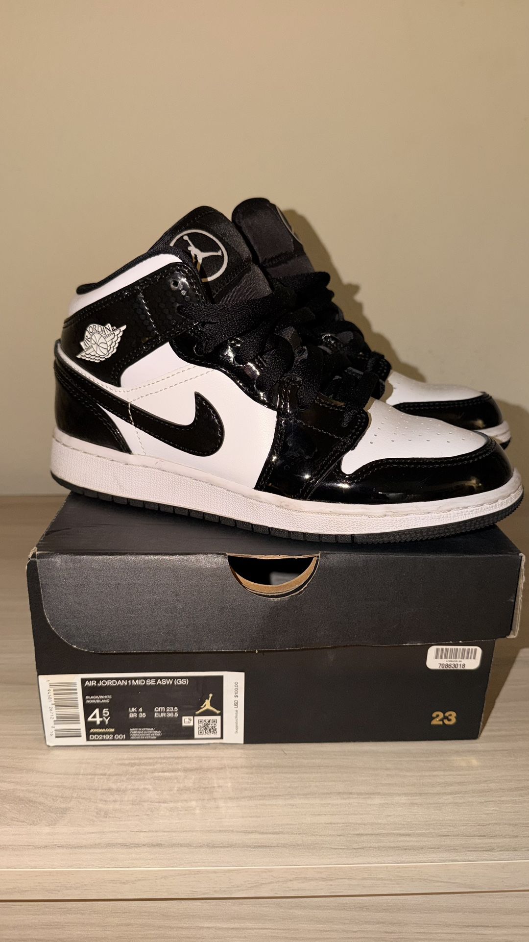 Jordan 1 Mid. 4.5Y