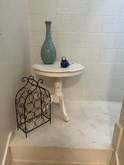 Shabby chic round accent table