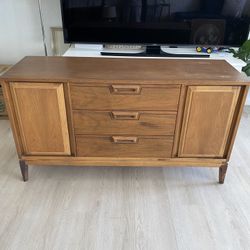 Vtg Mid Century Modern Credenza In Walnut 