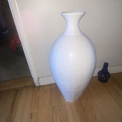 Large Global Views White Ceramic Floor Vase – 25” Tall Modern Decor