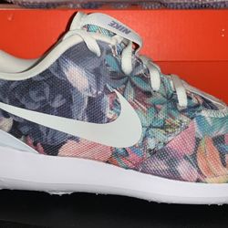 Woman’s Nike Golfing Shoes 