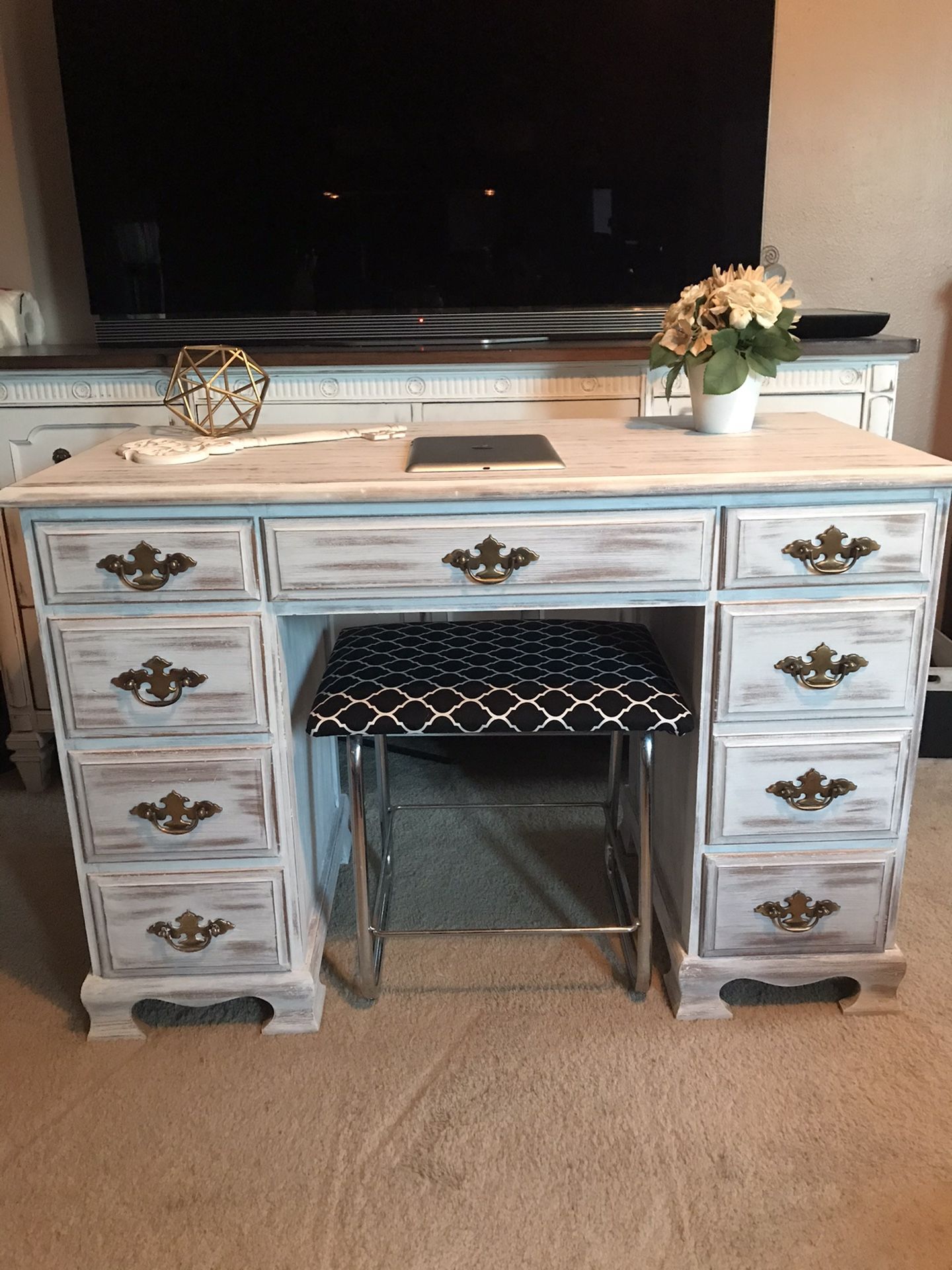 ❌PENDING❌$125 O.B.O Small Refinished solid wood desk