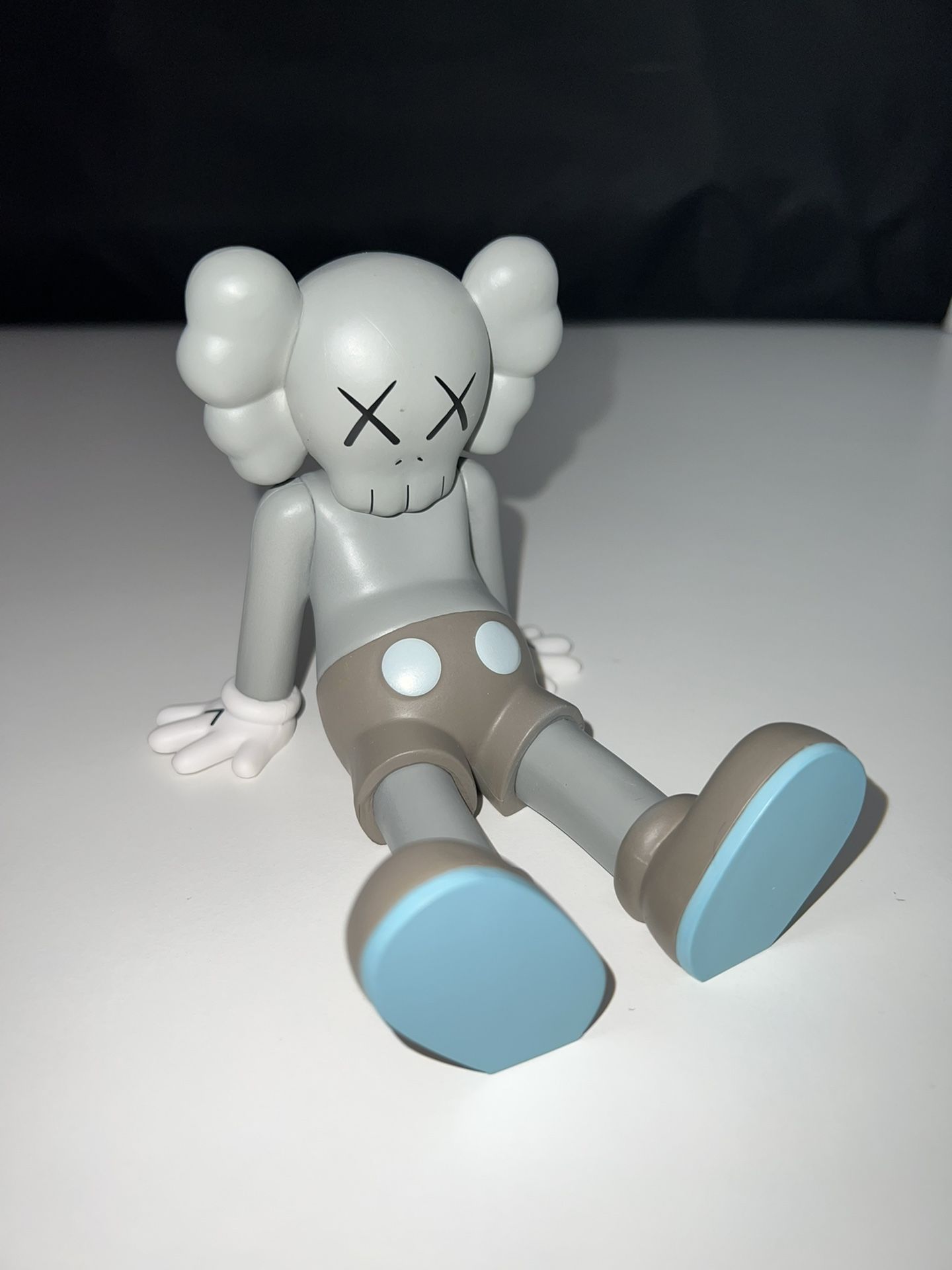 KAWS Inspired Sculpture Bear Figure Collectibles Building Blocks Sitting Hand Behind Back Home Decoration, Model Toy Unique Gift - Gray