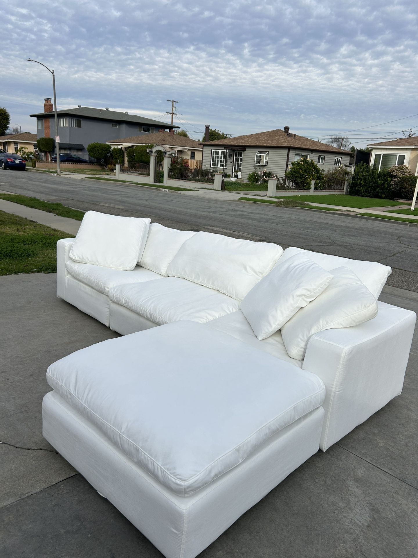 Free Delivery🚚 (Like New ) 4 Piece White Modular Cloud Couch Sectional 🛋️