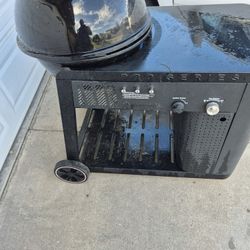 BBQ GRILL FREE PICK UP ONLY AS IS