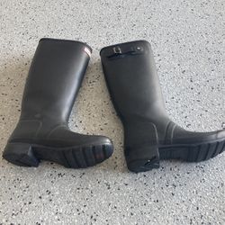 “HUNTER” Size 9, Black Rubber Rain Boots. 16” High. Small Tear. Pre Owned.
