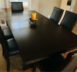 Dining table + 6 chairs.