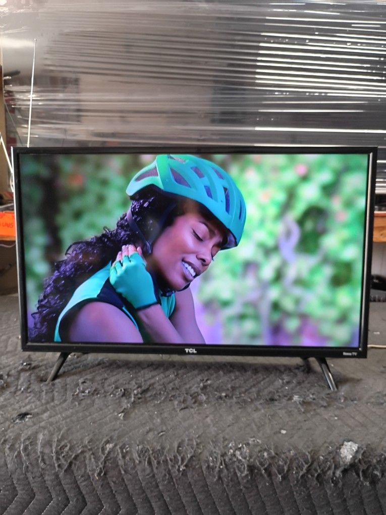 32 Inch Roku Smart Really Nice Tv Comes With Remote Control Shows Great Picture Works Fantastic Guaranteed 