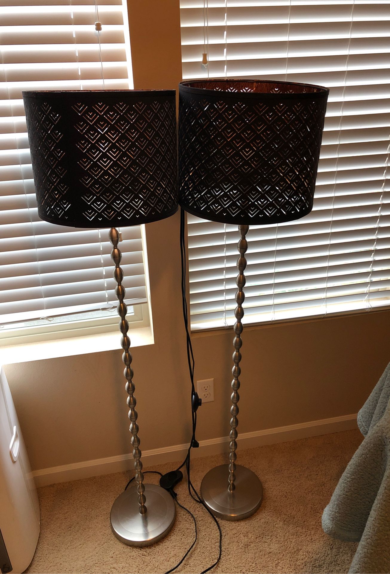 2 lamps with lamp shades.