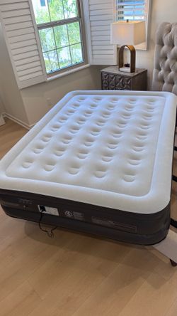 Queen size air mattress with pump