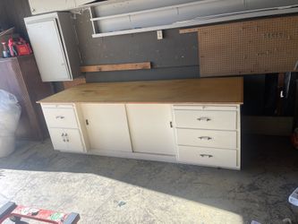 Large Heavy-Duty Workbench / Storage Cabinet.. Mesa de Trabajo Grande / Gabinete de Almacenamiento