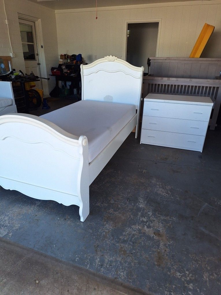 TWIN SIZE BED 
