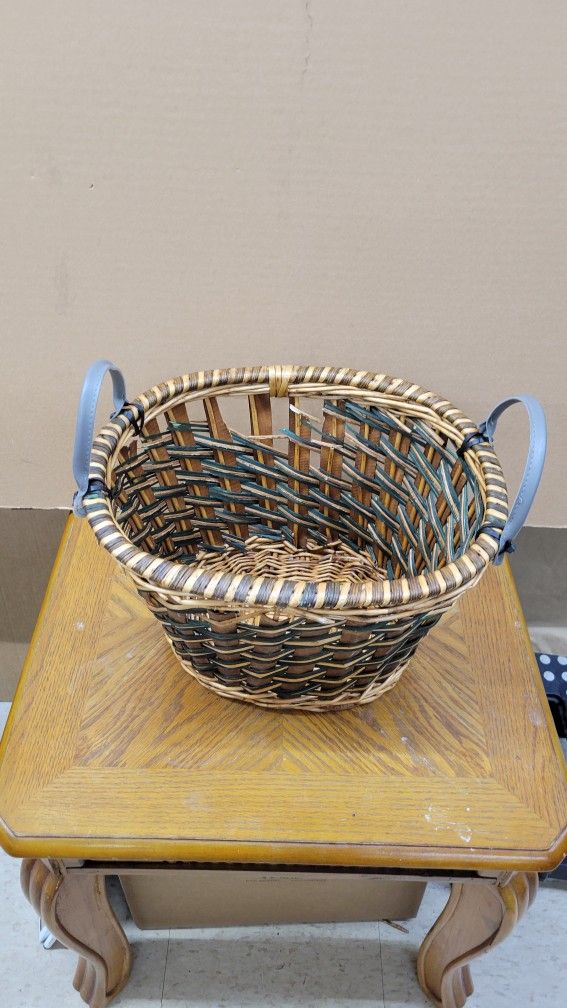 Heavy Gauge Hand Woven Ash Splint Utility Basket With Nice Original Aged Patina
15"W x 12"D x 10"H