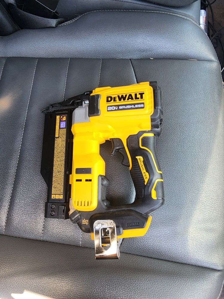 Dewalt 23g Atomic Brad Nailer New Fresh Out The Box $190