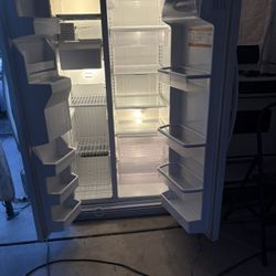 Whirpool Fridge It cools and freezes well