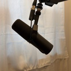 Shure SM7B Professional Dynamic Cardioid Vocal Microphone