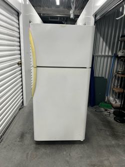 Frigidaire White Top-Freezer Refrigerator