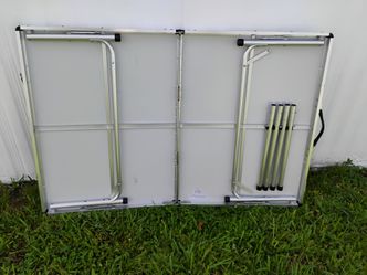 Folding table