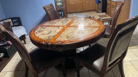 Gorgeous round dining set whit 4 chairs