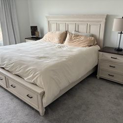 Darvin Furniture - Wood King Size Bedroom Set 
