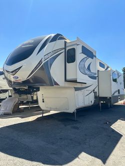 2018 Grand Design Solitude RV/ Travel Trailer / Fifth Wheel