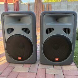 JBL Powered 15 in Speakers 