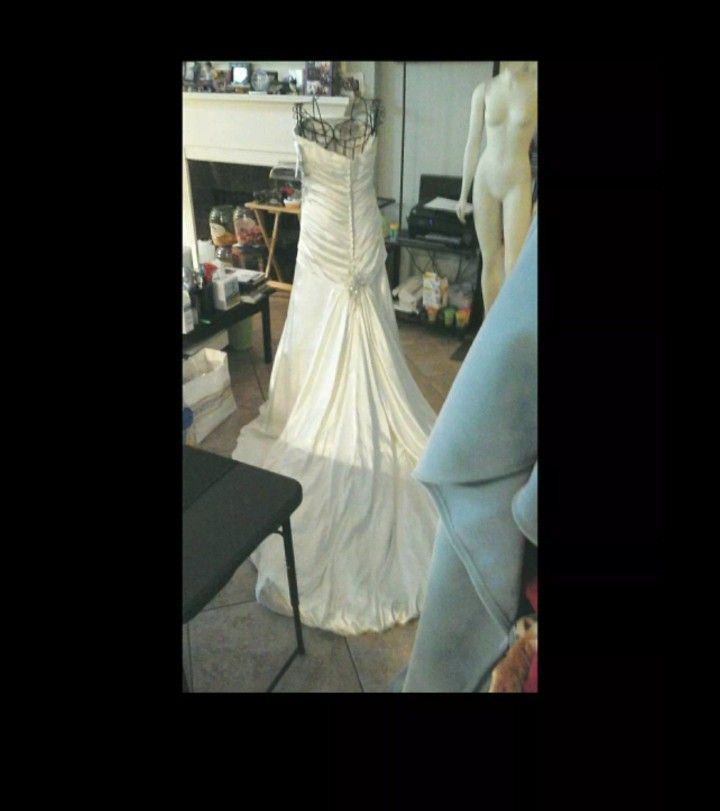 New Wedding dress gorgeous this NEW