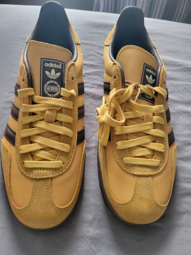 NEW ADIDAS GAZELLE 8.5. GUM BOTTOM
11525 S HALSTED DUNKIN DONUTS
50$ CASH ONLY