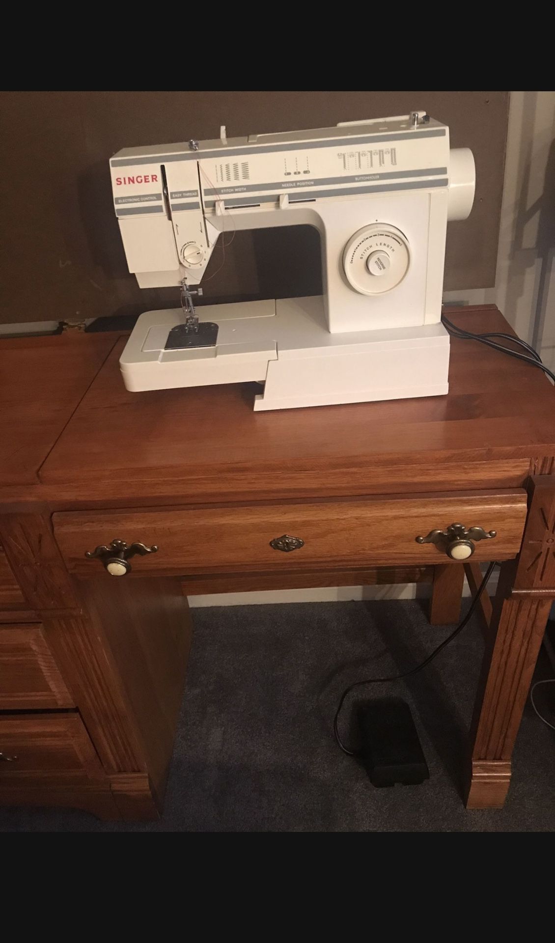 Sewing Machine with Desk 