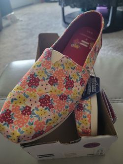 8.5W TOMS Floral Canvas Slip-On Shoes