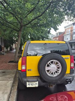 Hummer H3 SUV Yellow