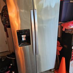 Whirlpool Refrigerator Perfect  condition freezer and fridge work perfect  Aking $500 PUO AFTER 3pm