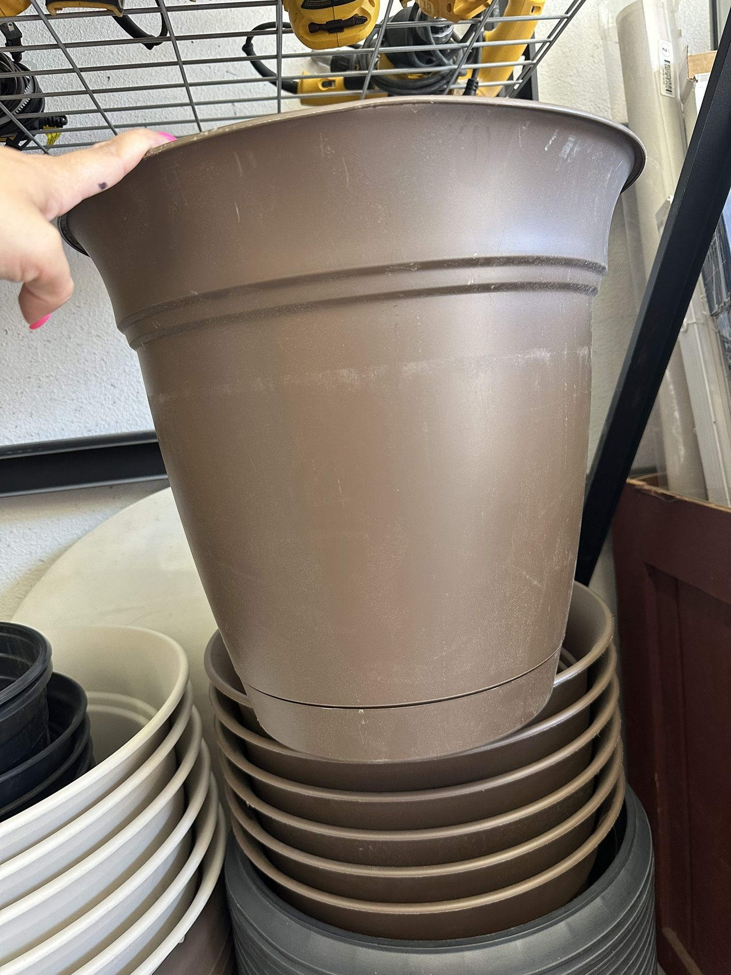Vigoro 16 in. Mirabelle Large Chocolate Plastic Planter (16 in. D x 14.5 in. H) with Drainage Hole and Attached Saucer