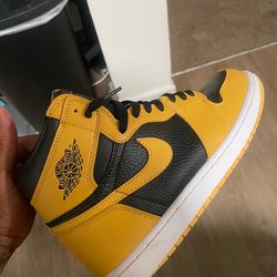 Jordan 1 men’s size 10 (you see they real so don’t think I’m going for anything )