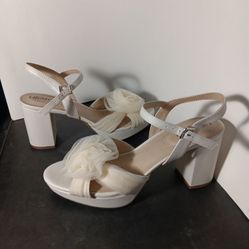 Lifestride- size 8.5M bone/cream floral platform sandal heels shoes