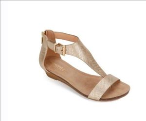 New Kenneth Cole Reaction Womans Gal T-strap Wedge Sandal Size 8 Shoes Sandallias De Mujer Nuevas Tamanio 8