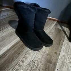 Women’s Fuzzy Boots Size 7 1/2
