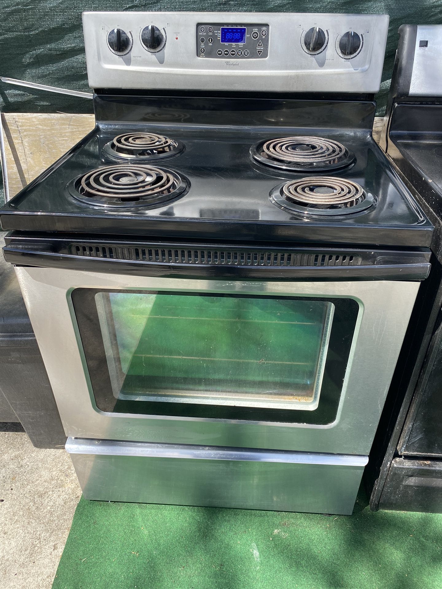 Whirlpool stainless steel stove works excellent no issues $169.30 day warranty