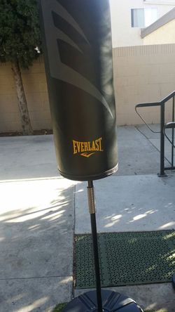 EVERLAST BOXING BAG