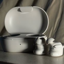 Bose QuietComfort Earbuds in white/soapstone, in good condition.