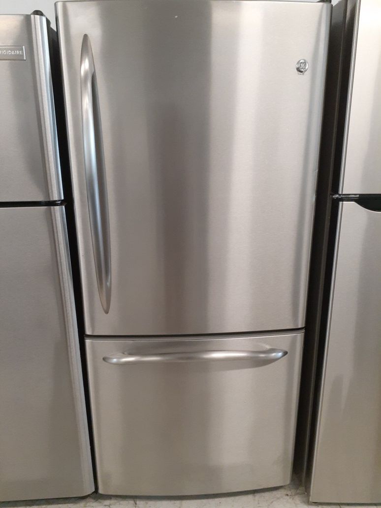 Ge stainless steel bottom freezer in good condition with 90 day's warranty