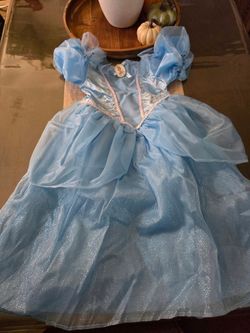 Cinderella Costume, Disney Princes, Cinderella 3-5 Year old, Girls XS 4/5, NEW
Best fit for 3-5 year old.
Measurement is on the pictures, NEW NEVER US