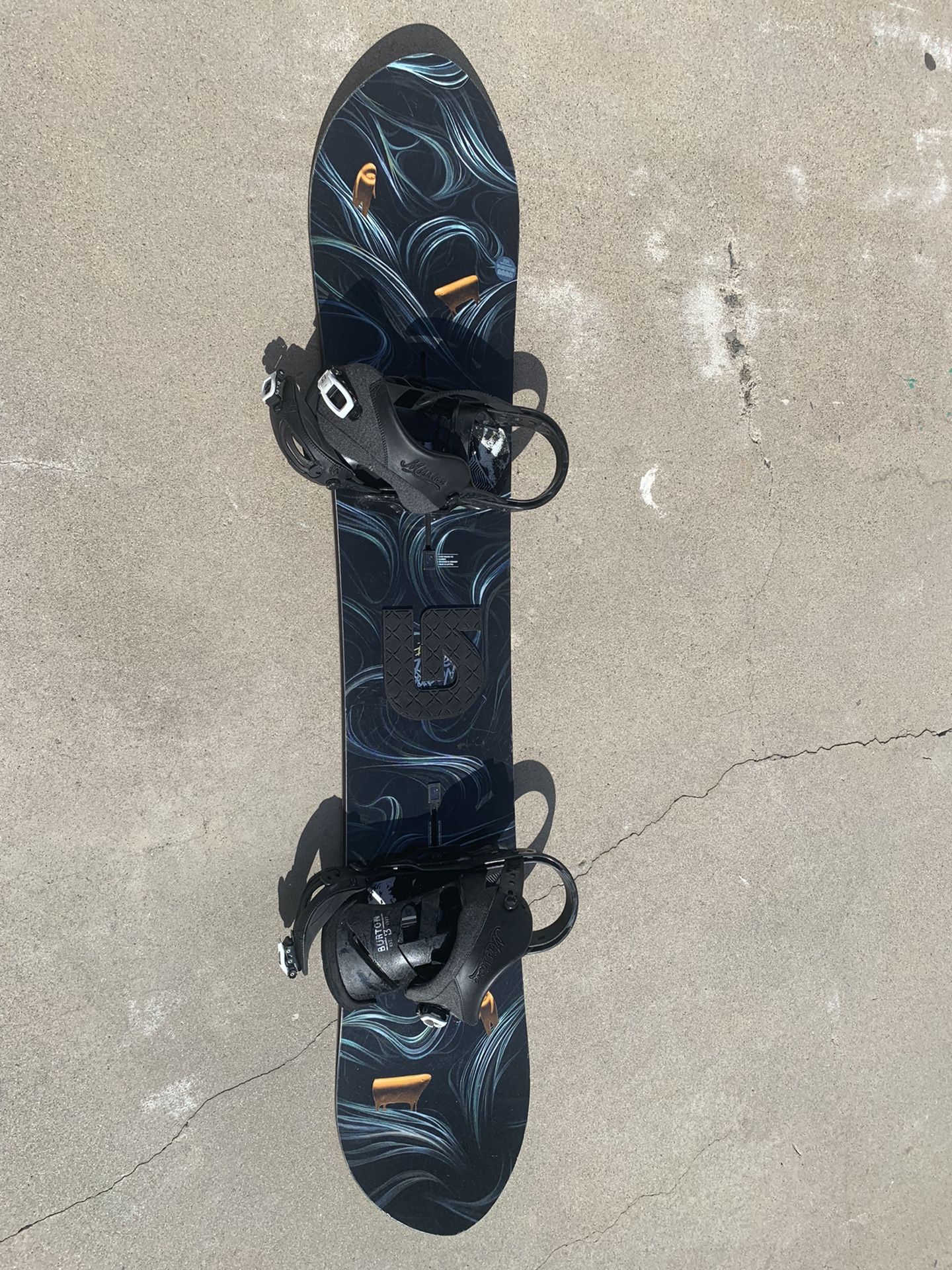 Burton Juice Wagon Snowboard (153cm) with Burton Bindings and Bag for