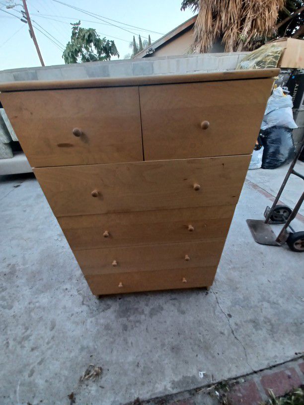 Cagonera De Madera / Wood Dresser 