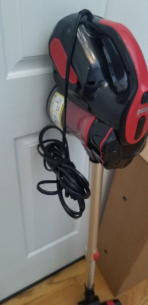 VACUUM CLEANER , WORKS EXCELLENT , AMAZING POWER SUCES , IN THE BOX
