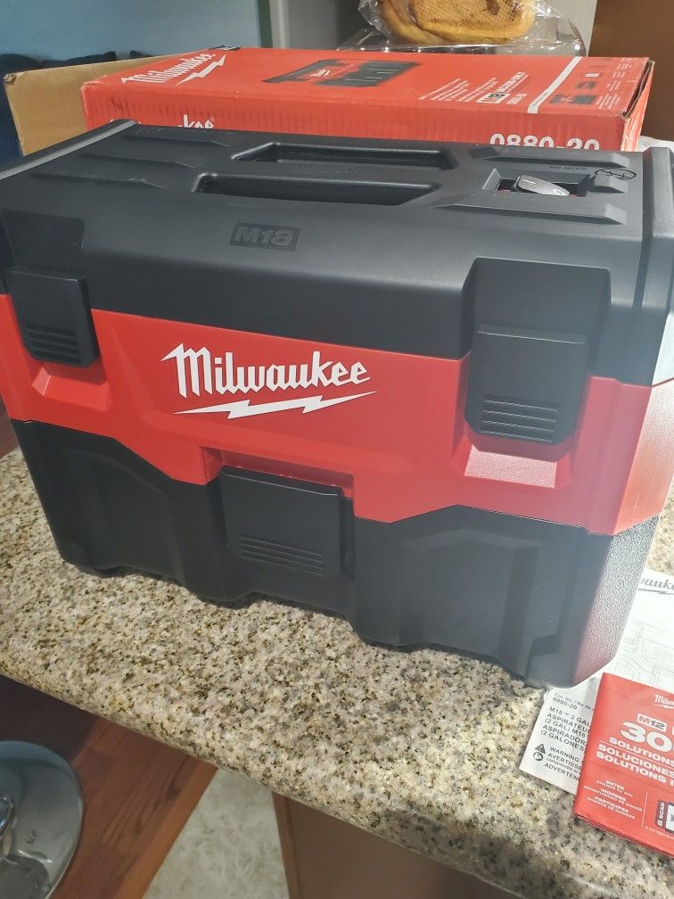 Milwaukee M18 Vacuum 2 Gallon