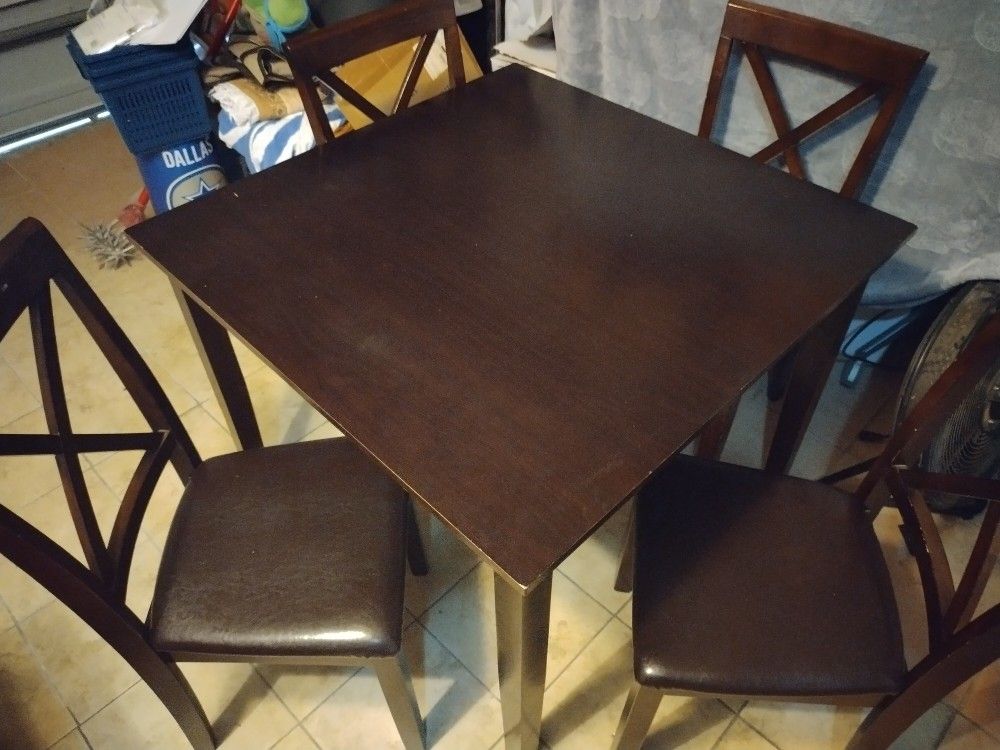 Dining Table With 4 Chairs In Excellent Condition.