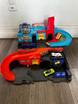 Hot Wheels Ultra Hots Sto & Go Track Set.